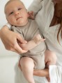 Body z krótkim rękawem z wełny merino i jedwabiu dla dzieci i niemowlat w kolorze beżowym, BeWoolly
