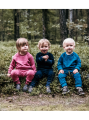 Dzieci w kompletach merino dla  z organicznej wełny z certyfikatem GOTS, w kolorze różowym granatowym i zielonym w rowery