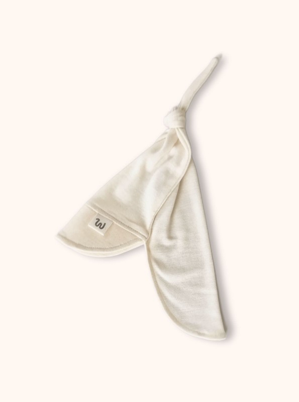 Letnia czapka z daszkiem z wełny merynosów i jedwabiu dla dzieci w kolorze kremowym, BeWoolly