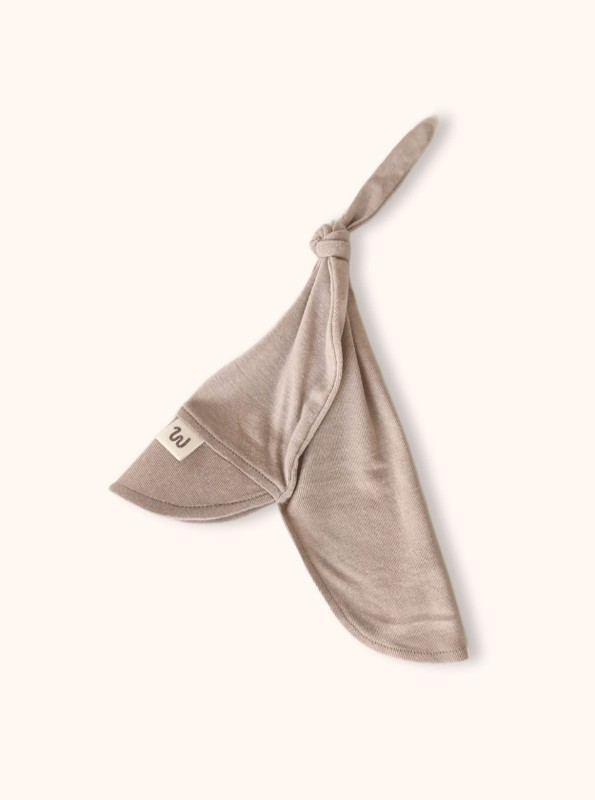 Letnia czapka z daszkiem z wełny merynosów i jedwabiu dla dzieci w kolorze beżowym, BeWoolly