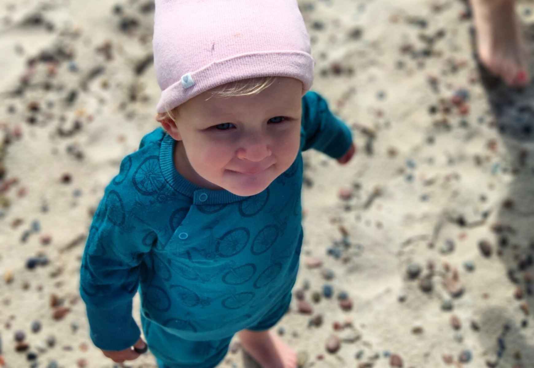 chłopiec na plaży w wełne merino 